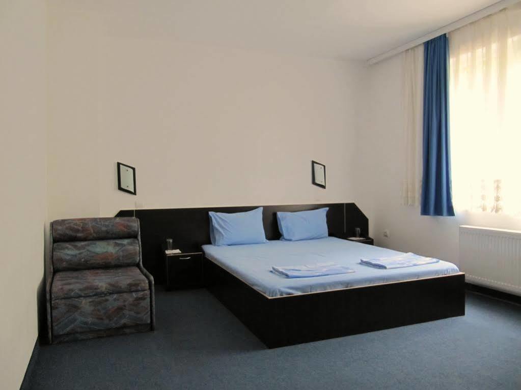 Family Hotel Lipite Tipchenitsa Екстер'єр фото