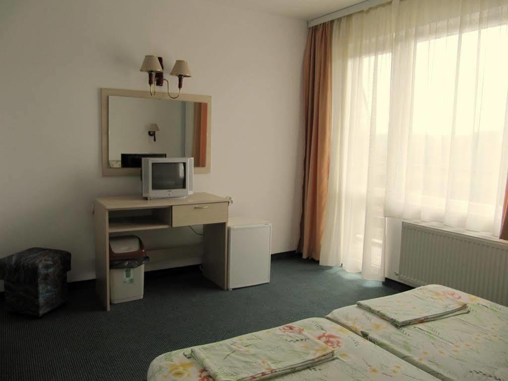 Family Hotel Lipite Tipchenitsa Екстер'єр фото